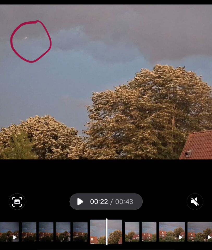 2 witte objecten voor de wolken langs foto