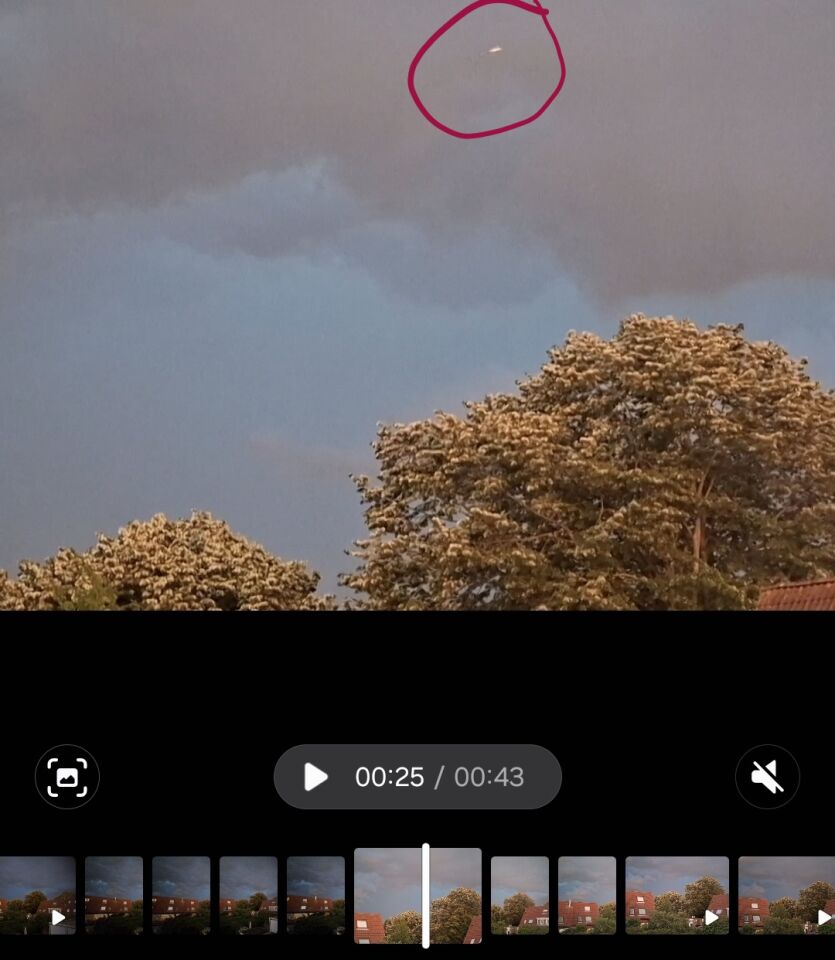 2 witte objecten voor de wolken langs foto