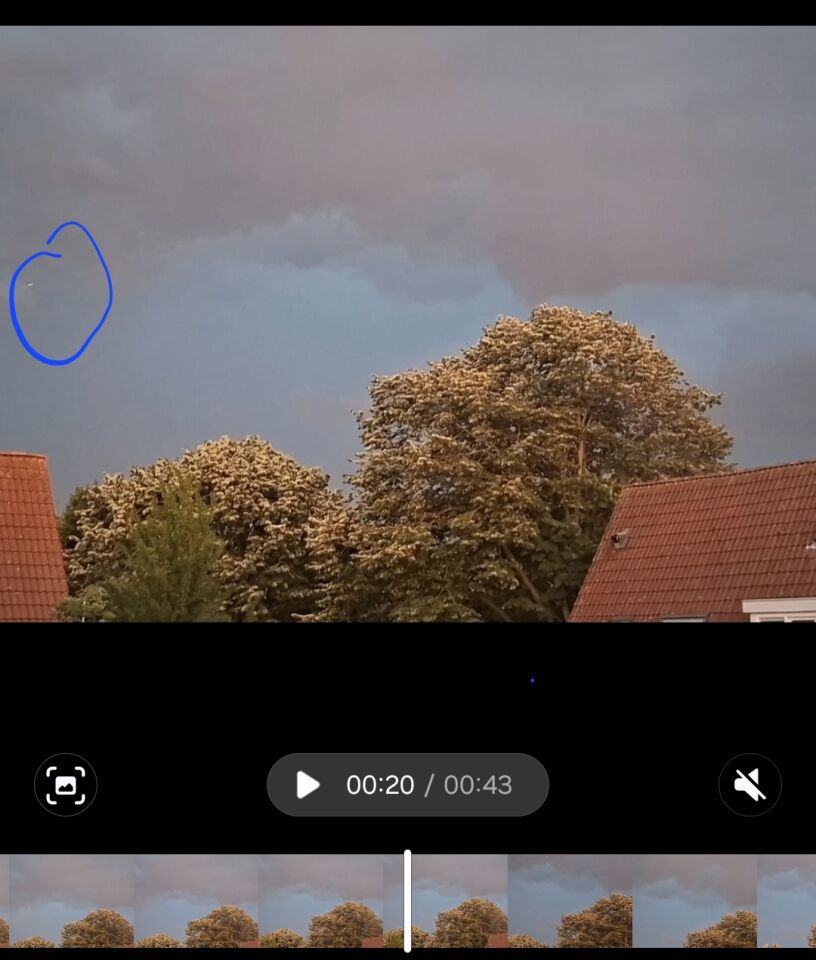2 witte objecten voor de wolken langs foto