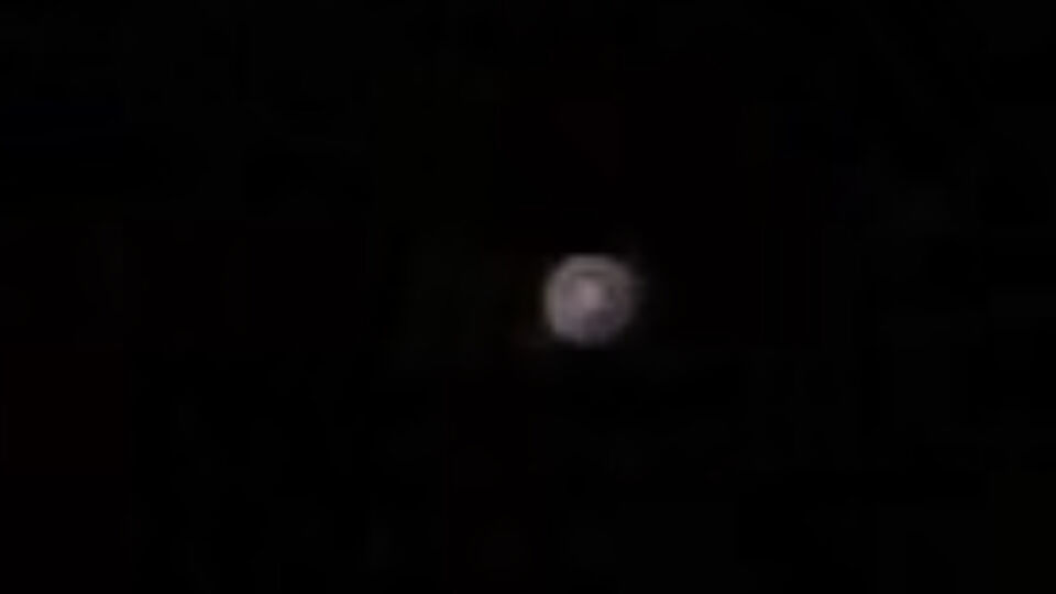 Ufo Orb schiet vanuit stilstand super snel de lucht in. foto