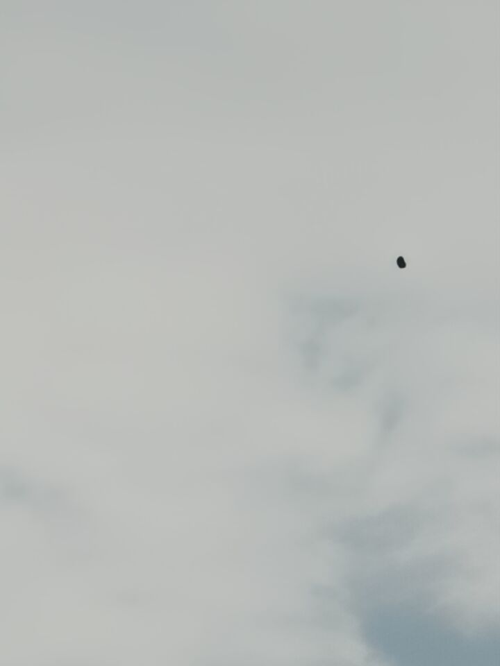 Zwart object bewegend en stilstaand in de lucht foto