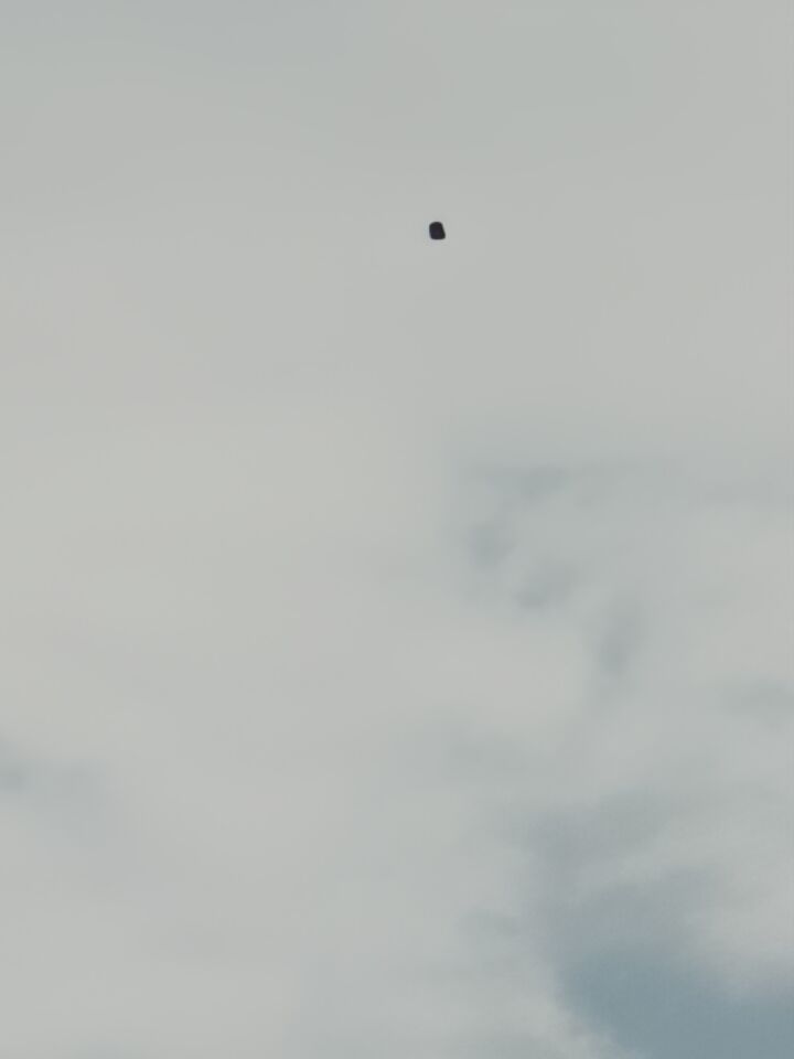 Zwart object bewegend en stilstaand in de lucht foto