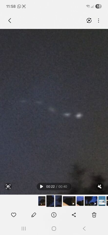 Lichtend object dat zich zeer snel voortbeweegt temidden onweer foto