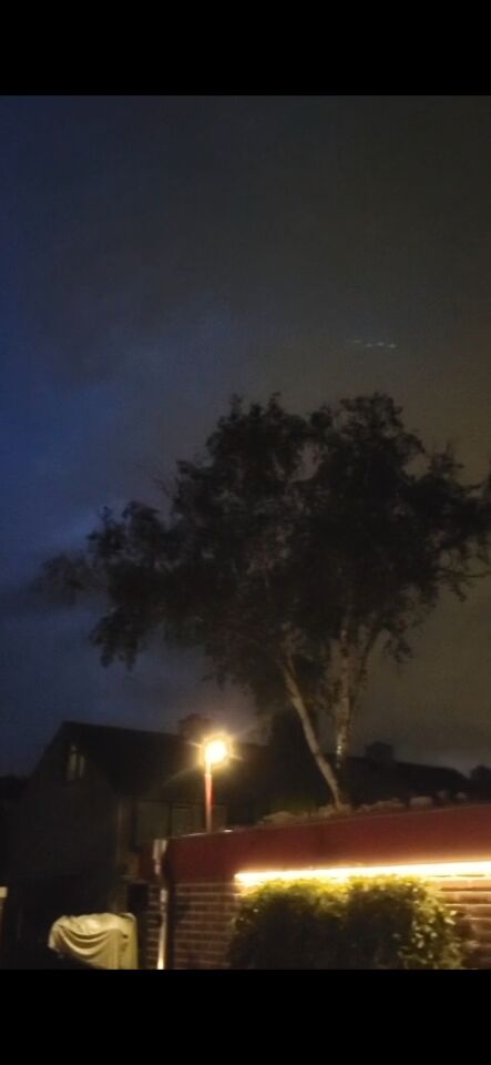 Lichtend object dat zich zeer snel voortbeweegt temidden onweer foto