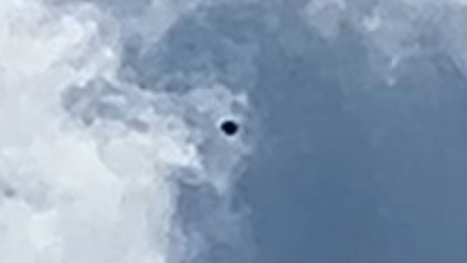 Bolvormig object boven centrum Amsterdam foto