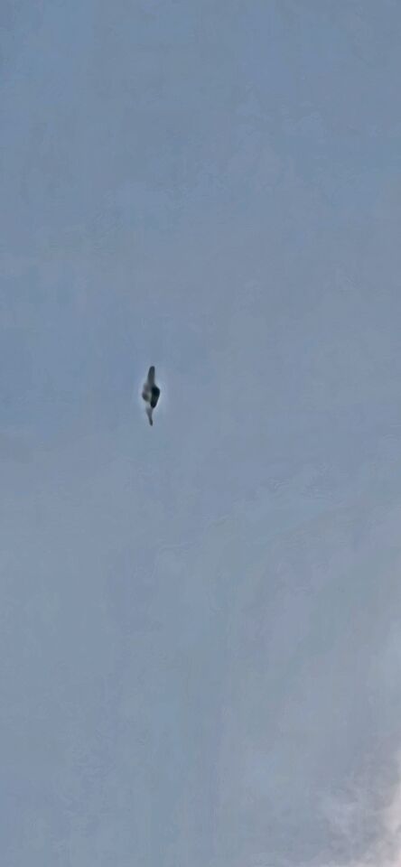 Vierkante vorm met onder en boven een uitstekende pen of iets foto
