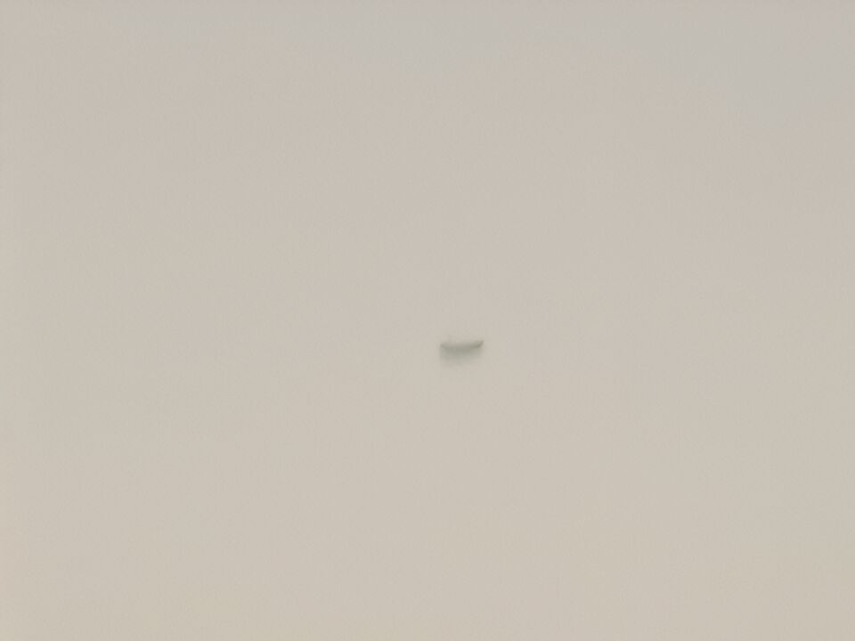 Meerdere zwarte sigaar vervormende objecten die oranje lucht bubbles loslieten,  foto
