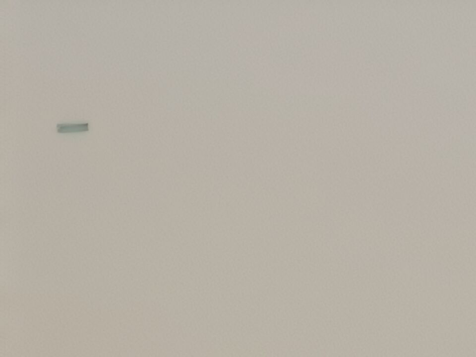 Meerdere zwarte sigaar vervormende objecten die oranje lucht bubbles loslieten,  foto