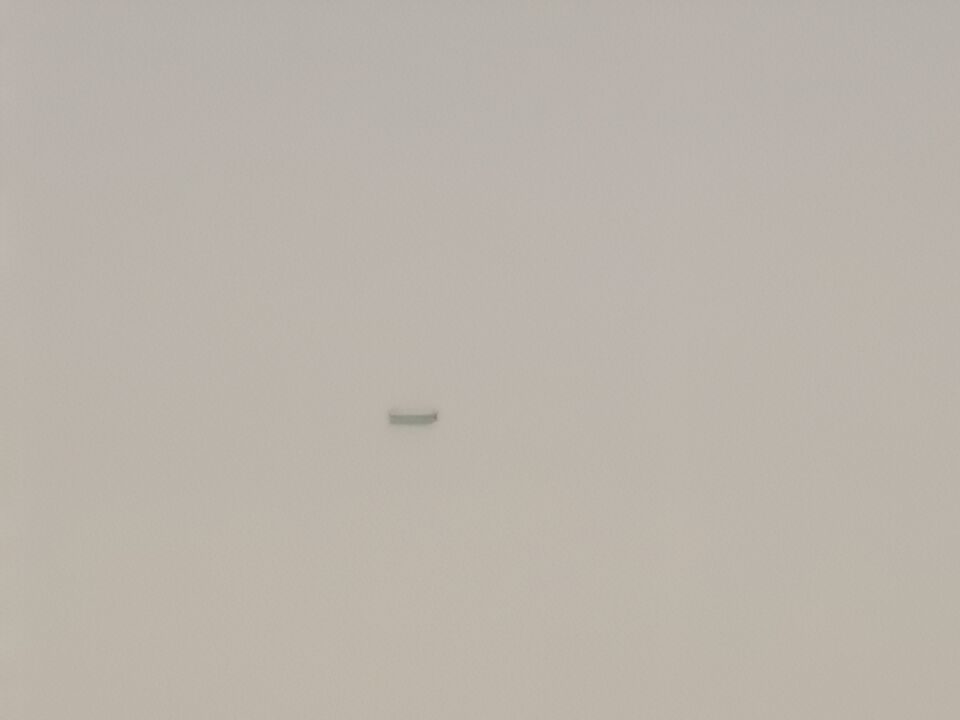Meerdere zwarte sigaar vervormende objecten die oranje lucht bubbles loslieten,  foto