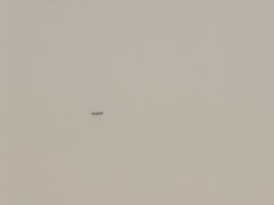 Meerdere zwarte sigaar vervormende objecten die oranje lucht bubbles loslieten,  foto