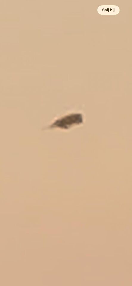 Zwart object hangt in de lucht en verdwijnt aan horizon foto