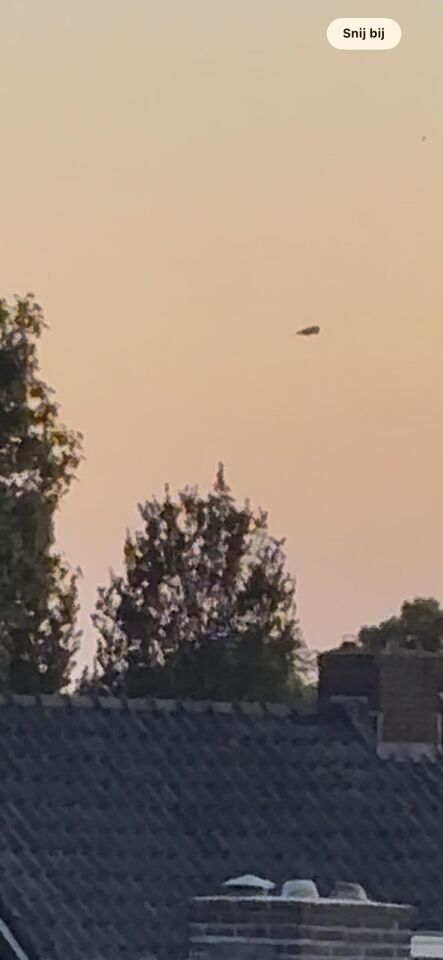 Zwart object hangt in de lucht en verdwijnt aan horizon foto