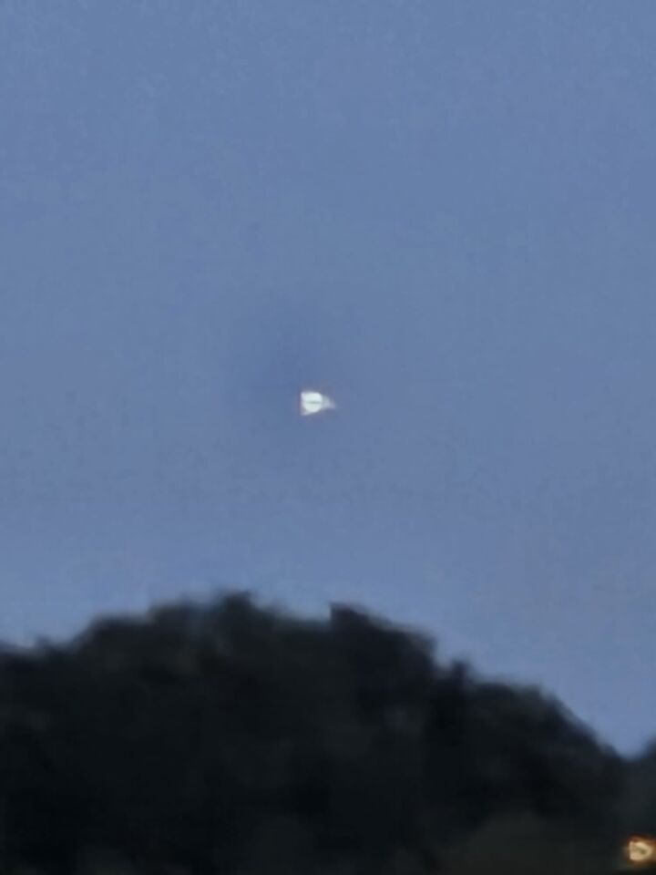 Scherp wit licht zonder geluid of vleugels foto