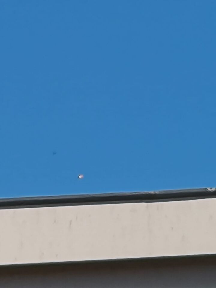 Schotelvormig object met lichtpunt eronder. foto