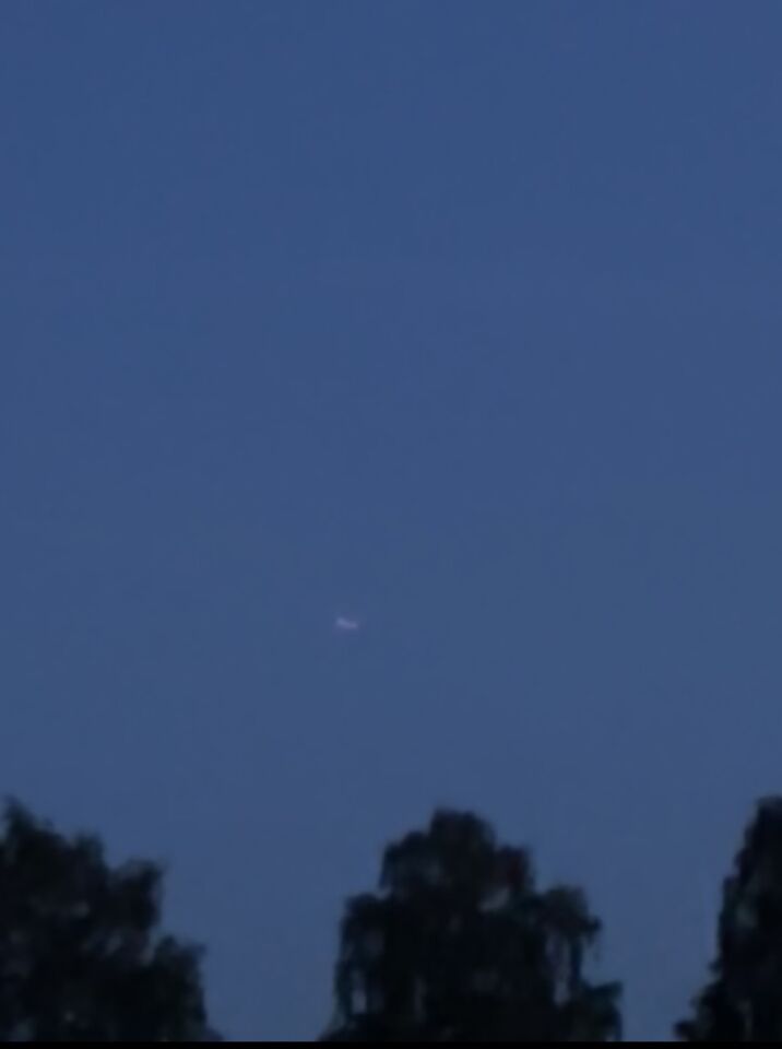 Balkachtige object met cirkelend licht foto