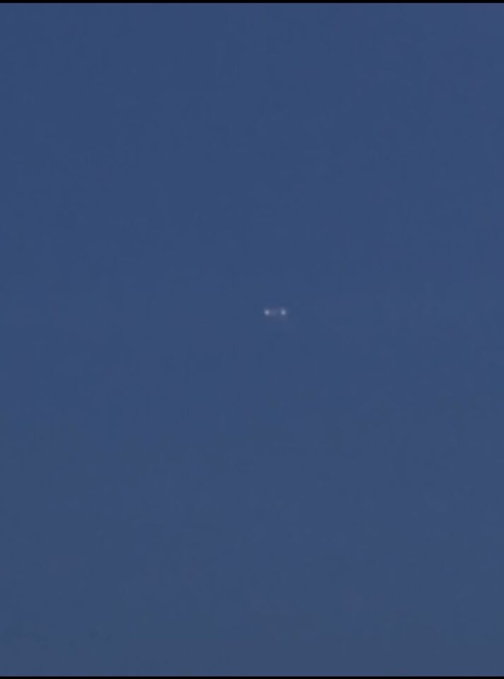 Balkachtige object met cirkelend licht foto