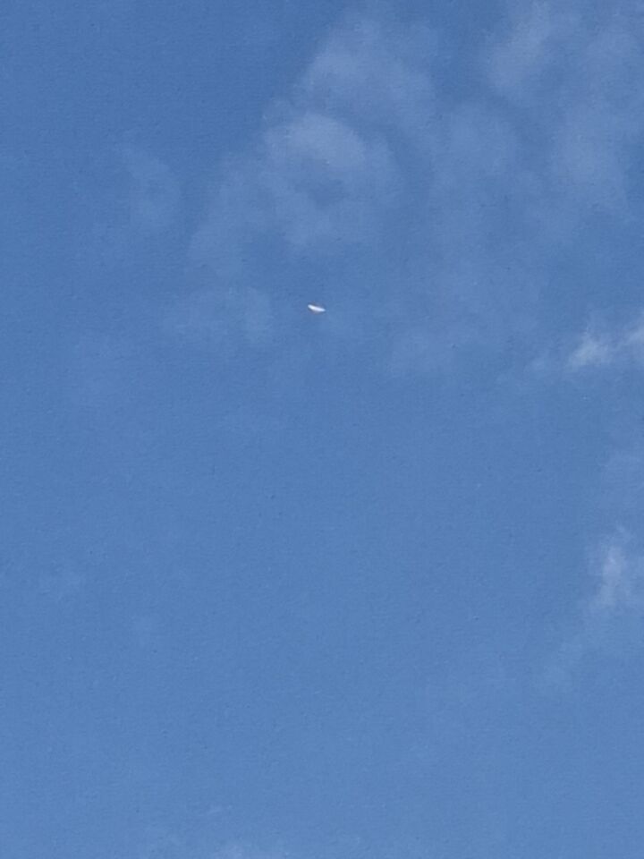 Witte schijf die in een rechte lijn bewoog foto