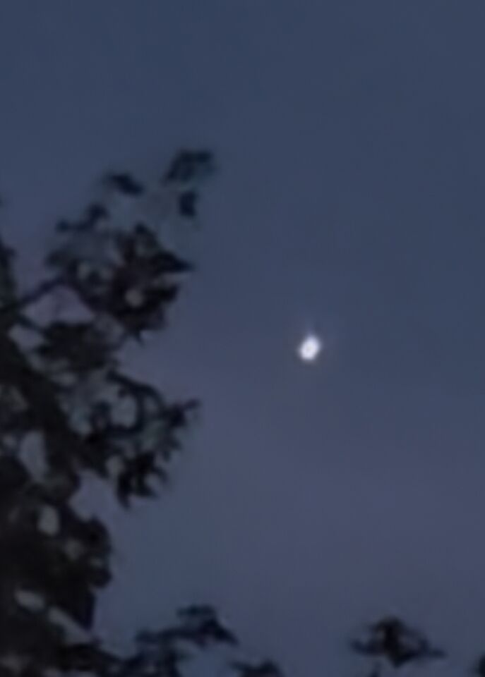 Felle lichtbol langzaam door de de lucht. foto