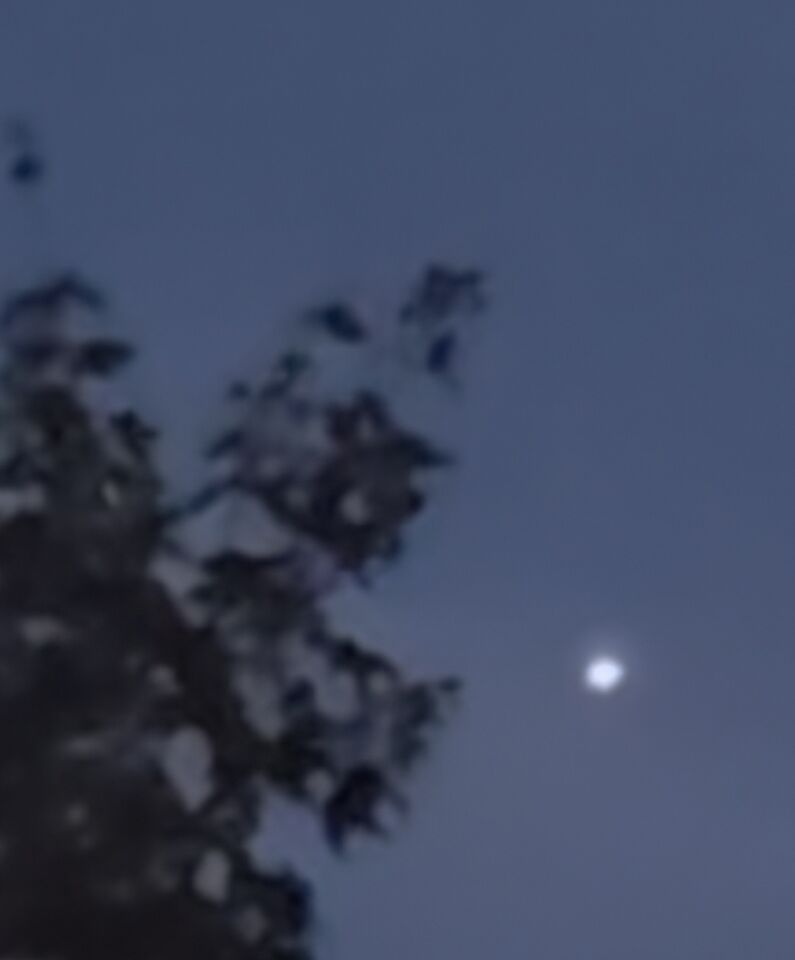 Felle lichtbol langzaam door de de lucht. foto