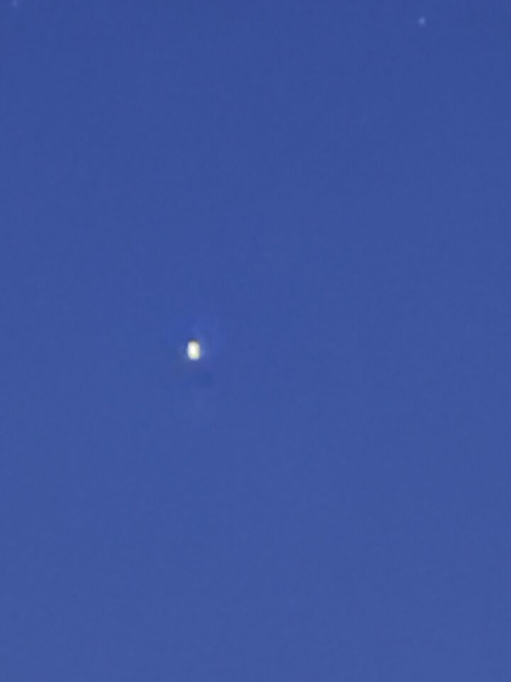 Felle lichtbol met lichtjes eromheen foto