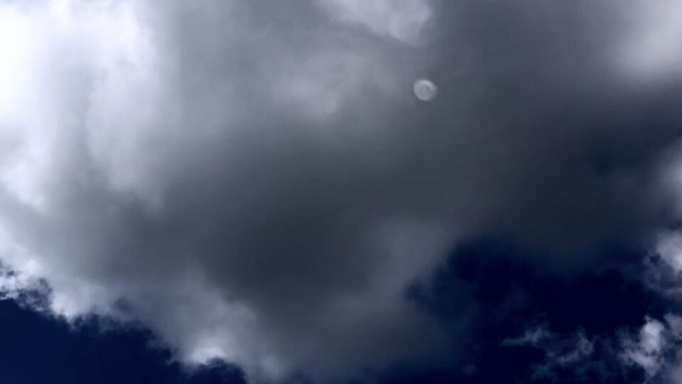 Blauwe bol UFO gaat super snel een wolk in en dan één sec later er uit gefilmd. foto
