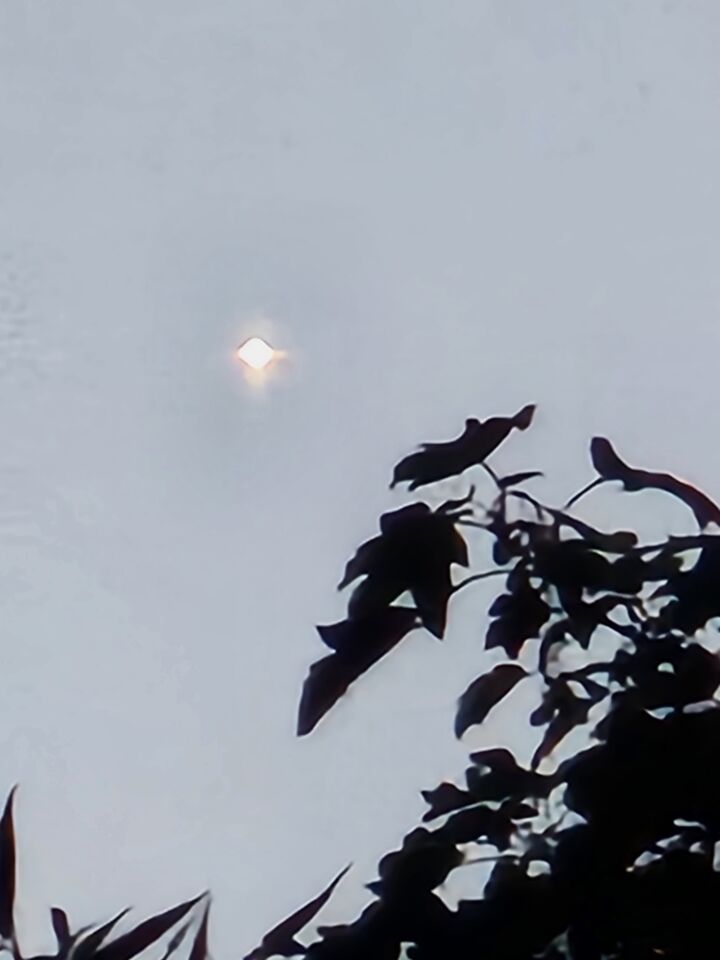 Hing stil in lucht donderdagavond 9juli, helder licht stuk groter dan ster en het foto