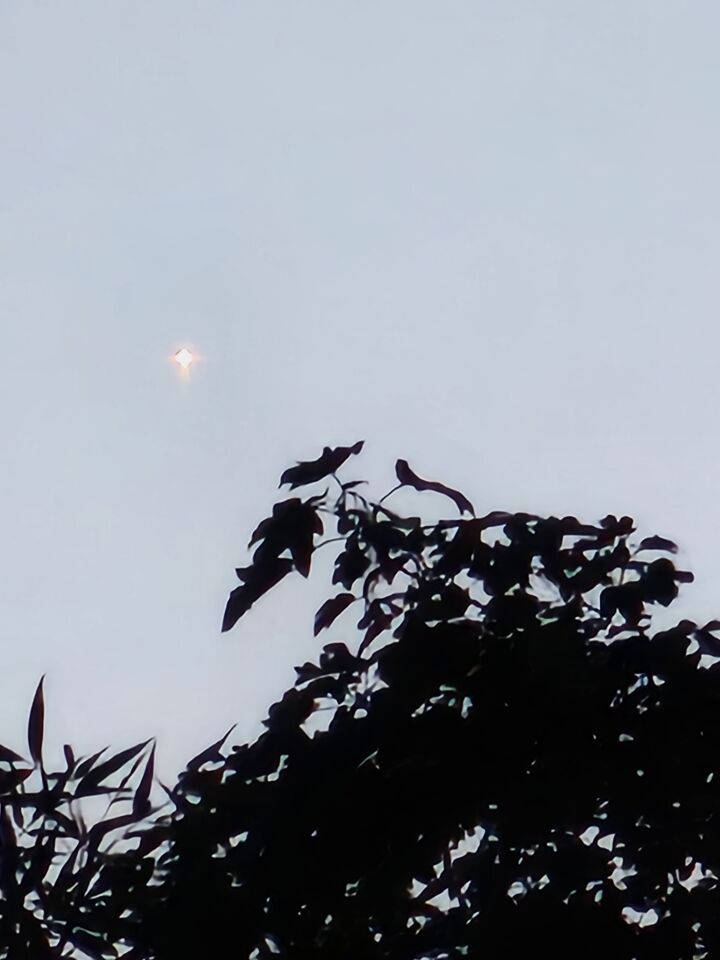 Hing stil in lucht donderdagavond 9juli, helder licht stuk groter dan ster en het foto