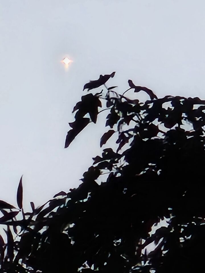 Hing stil in lucht donderdagavond 9juli, helder licht stuk groter dan ster en het foto