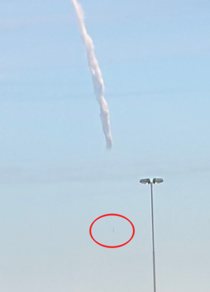 Langwerping voorwerp hoog in de lucht foto