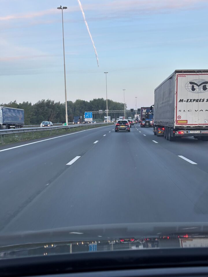 Langwerping voorwerp hoog in de lucht foto