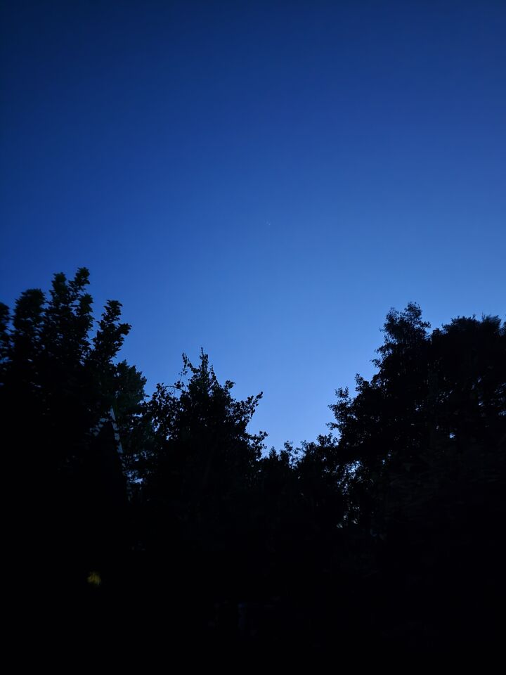 Helder stilstaand licht aan volkomen leeg firmament. foto