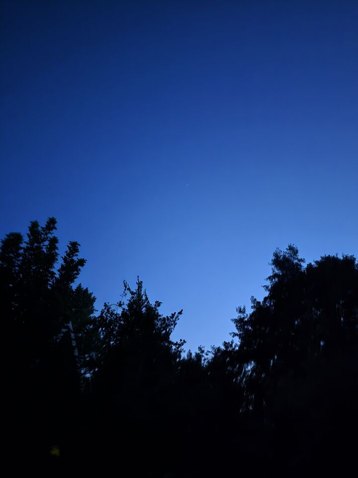 Helder stilstaand licht aan volkomen leeg firmament. foto