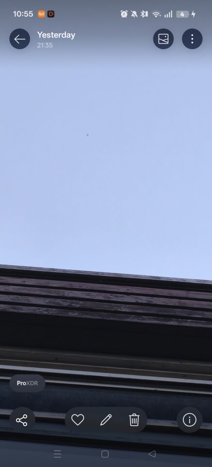 Helder zichtbaar vliegend metalen voorwerp foto