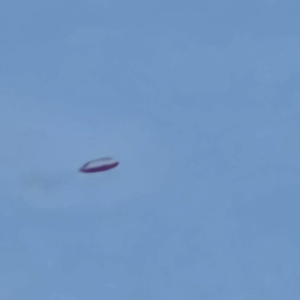 2 zilveren parachutes naar beneden tuimelend foto