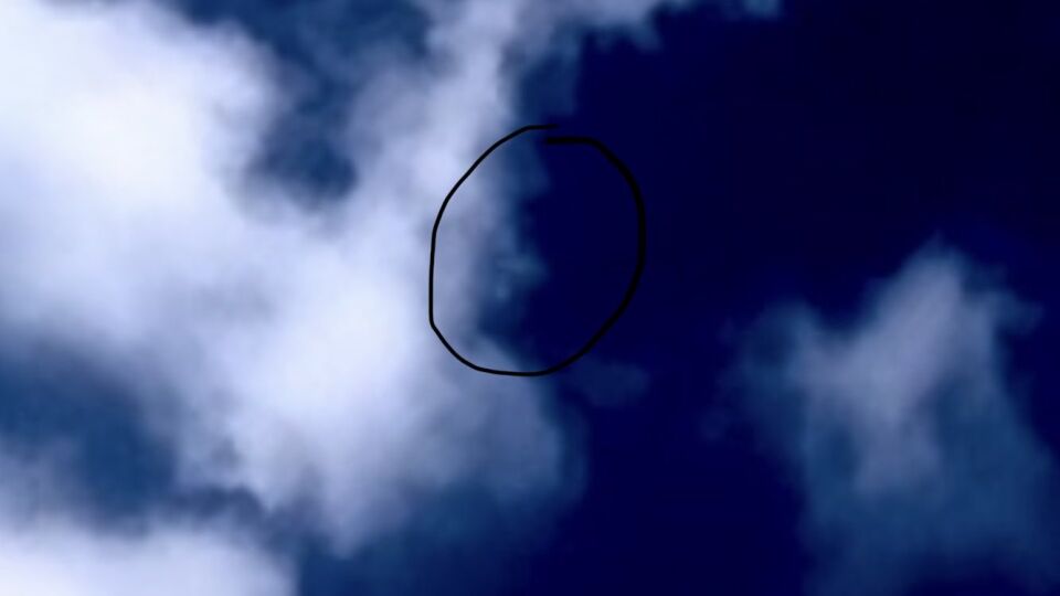 UFO komt snel uit de lucht, gaat achter een wolk en laat zichzelf even snel zien. foto