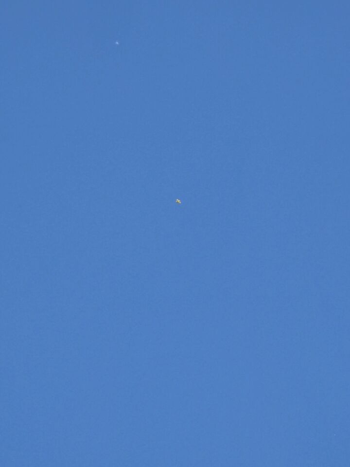 Kleine glinsterende stip, zwevend, op hoge hoogte foto