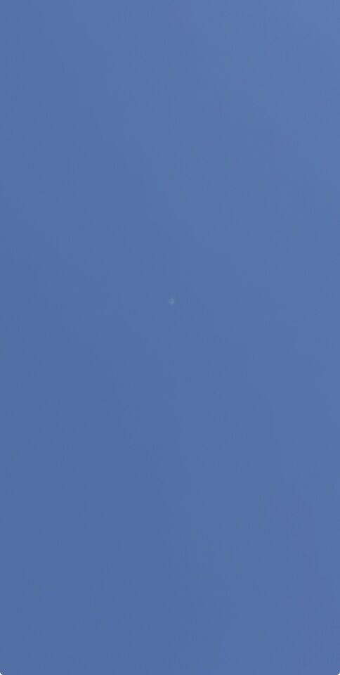 Rondvormig, fel oplichtend object dat minutenlang stil hing foto