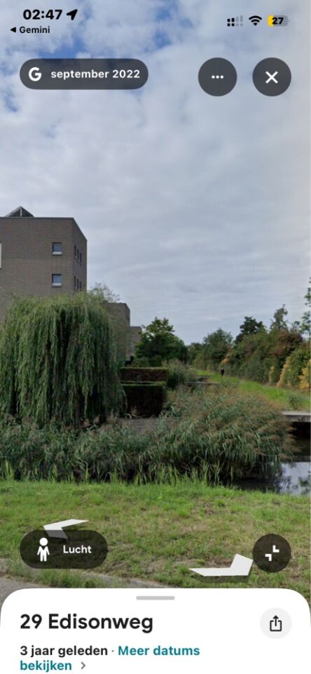 Geruisloze, lichtgevende driehoek met 3 losse bollen maakt scherpe hoek over won foto