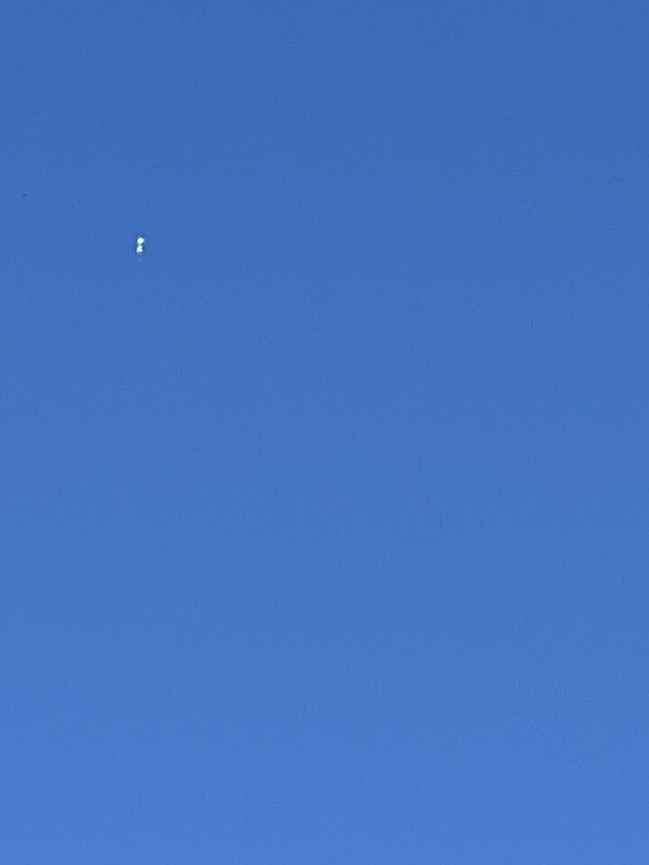 Wit zeer traag bewegend object met glinsteringen van metaal foto