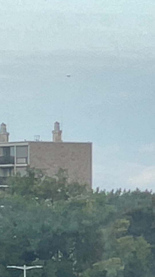 2 zilver achtige bollen. stonden lang stil en bewogen langzaam voort. foto