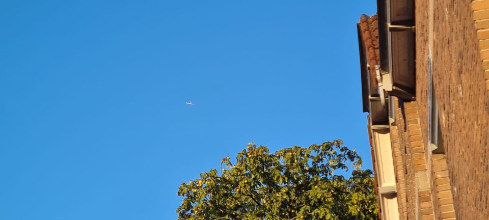 Een langzaam vliegend object. Leek op een vliegtuigje of drone om 7.15 uur foto