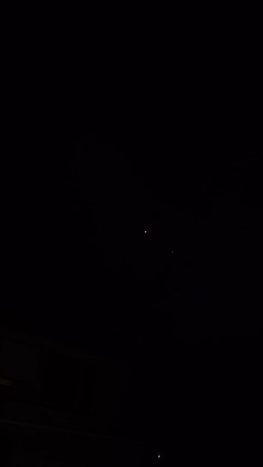 Stuk of 15 lichtjes, fel, rustig door de lucht gaand. foto