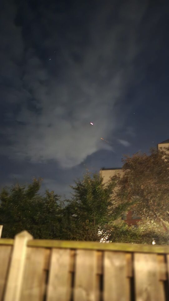 Stuk of 15 lichtjes, fel, rustig door de lucht gaand. foto