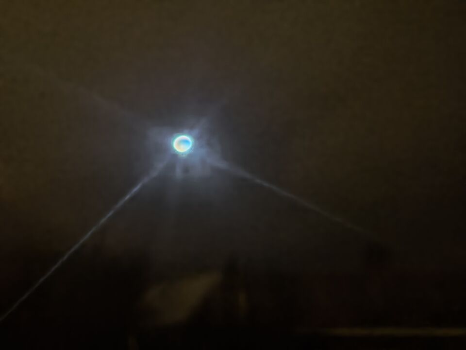 Raar object in de lucht vele malen groter dan een drone. foto