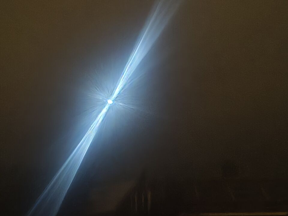 Raar object in de lucht vele malen groter dan een drone. foto
