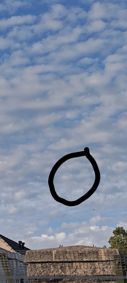 Pulserende zilveren bol met matige snelheid van Oost naar West foto