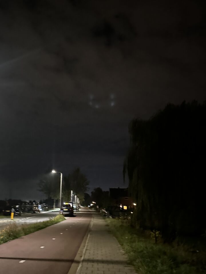 Bewegende lichtstralen in de lucht. foto