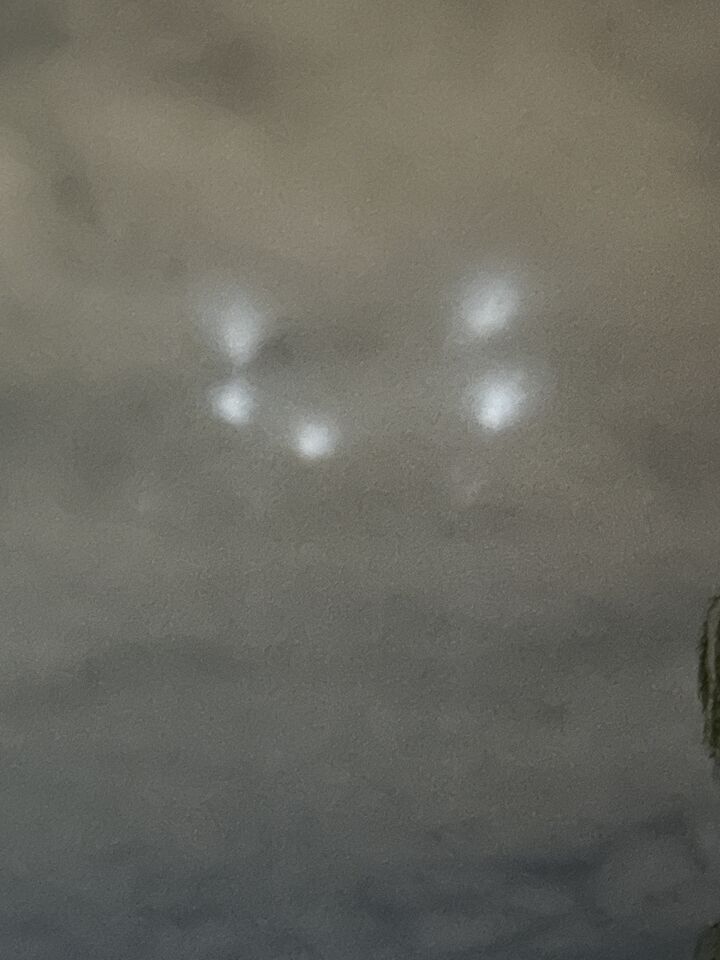 Bewegende lichtstralen in de lucht. foto