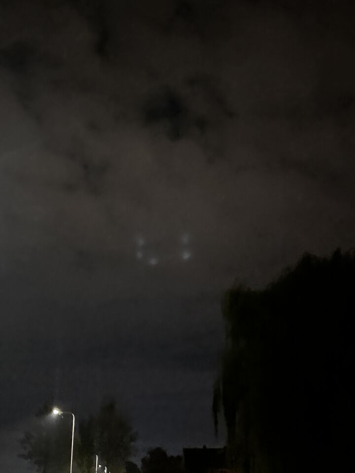 Bewegende lichtstralen in de lucht. foto