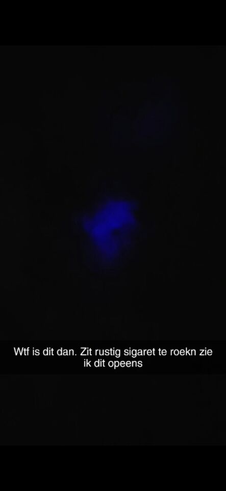 Blauwe diffuse lichtpunten op meerdere plekken die feller en zwakker werden foto